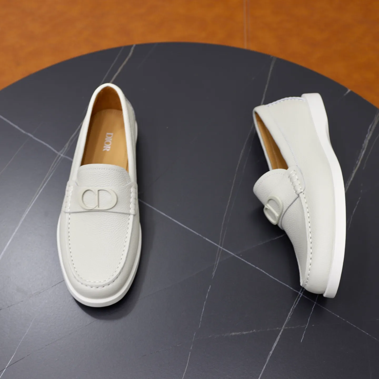 Ex-factory price: 540🙅‍♂️🙅‍♂️🙅‍♂️ Brand: Dior DIOR Standard code: Men's code 38/44 (45 can be customized) Grade: Same as the official website Material: Original cowhide stitching, cowhide lining, original TPU wear-resistant soft outsole Style categories: Leisure and sports version, footwear for driving, young fashion, European and American trends, British style Color: actual picture color